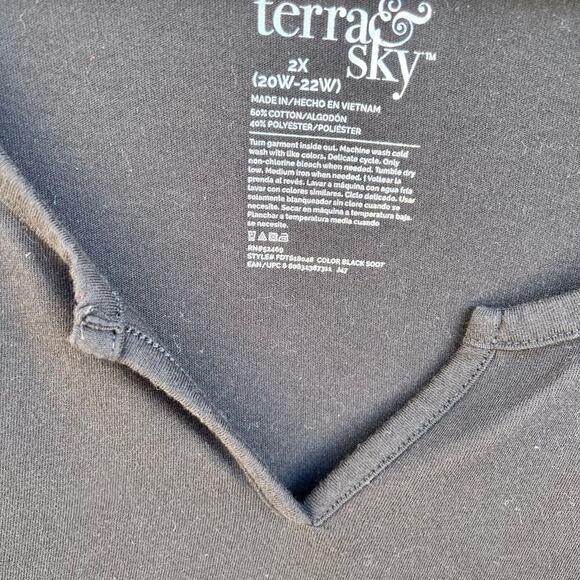 Terra & Sky black V-neck short sleeve t-shirt cotton/poly blend, women's size 2X - Picture 2 of 3